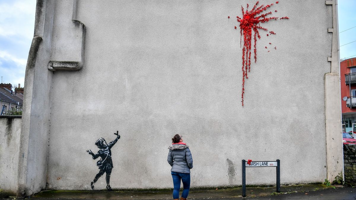 Banksy odhalil další kousek. V Bristolu střílí holčička z praku květiny